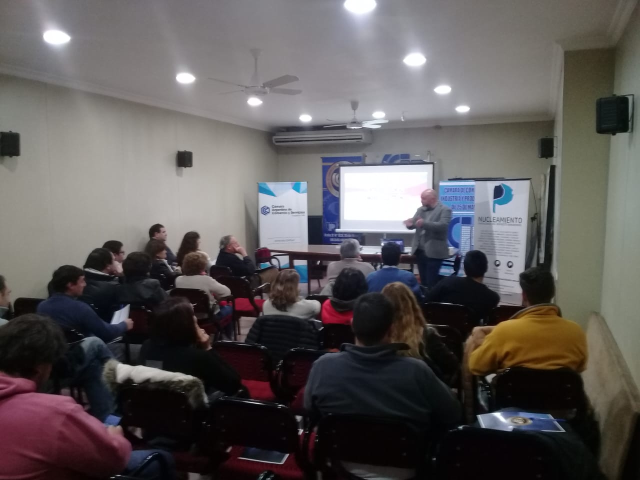 Charla sobre herramientas comerciales