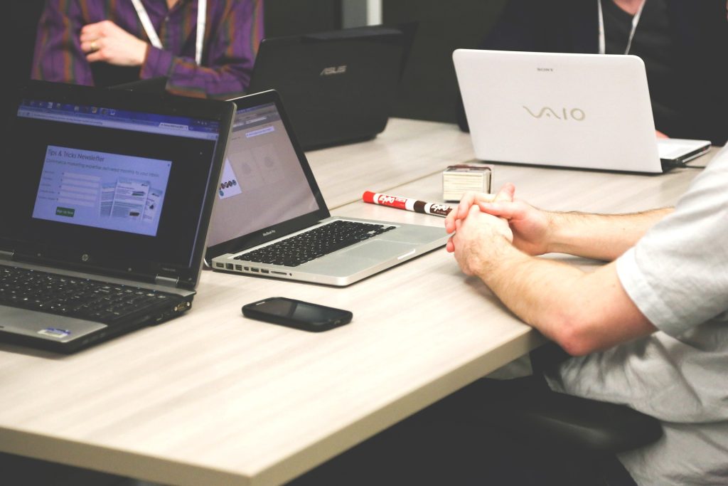 Equipo trabajando con tecnología
